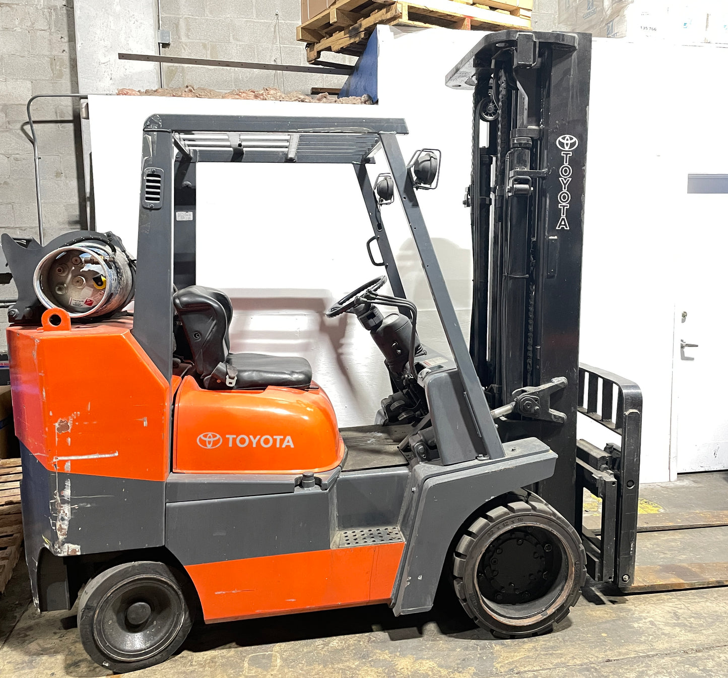 Toyota LPG Forklift 8,900 Lb Capacity, Height 198" with Side Shift and Tilt.